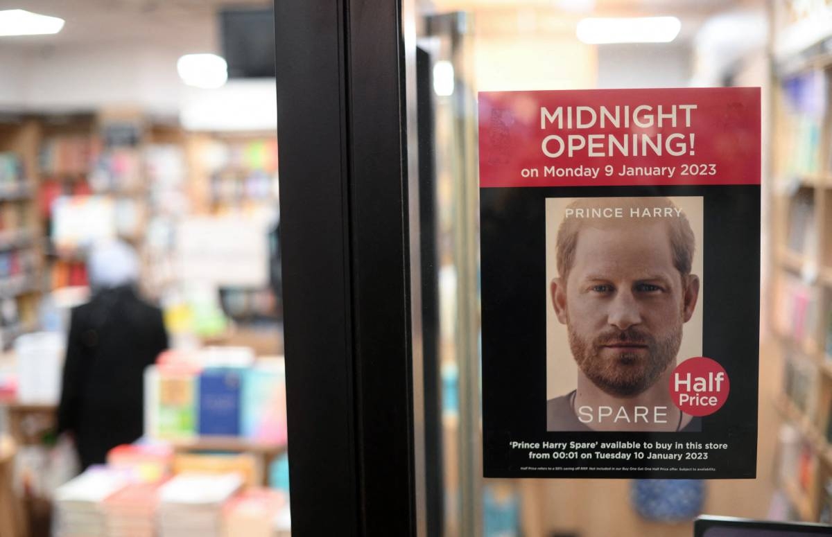 A poster advertising the forthcoming publication of the book 'Spare' by Britain's Prince Harry, Duke of Sussex, is pictured in the window of a book store in London on January 6, 2023. - Prince Harry's autobiography "Spare" is not due out until next week but it dominated headlines on Thursday after a Spanish-language version of the memoir mistakenly went on sale. The book was hurriedly withdrawn from shelves in Spain but not before copies were obtained by media outlets, who pored over its contents -- and its implications for Britain's most famous family. (Photo by Daniel LEAL / AFP)