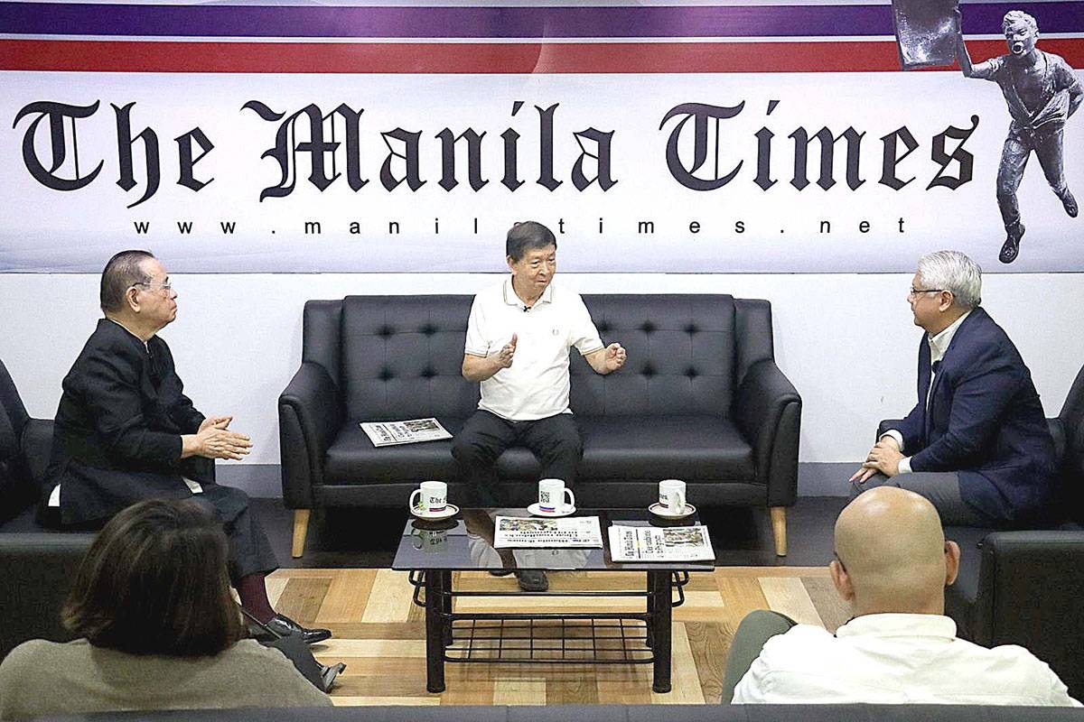 FROM THE OUTSIDE LOOKING IN Former Defense secretary Norberto Gonzales (center) talks to Manila Times Chairman and CEO Dante ‘Klink’ Ang 2nd (right) and columnist and former senator Francisco ‘Kit’ Tatad (left) on Monday, Jan. 16, 2023, on the recent controversial appointments by President Ferdinand Marcos Jr., especially in the return of Gen. Andres Centino as Armed Forces chief, and its possible impact on the establishment and the government. In the foreground are reporters Kristina Maralit and Franco Barona. PHOTO BY J. GERARD SEGUIA