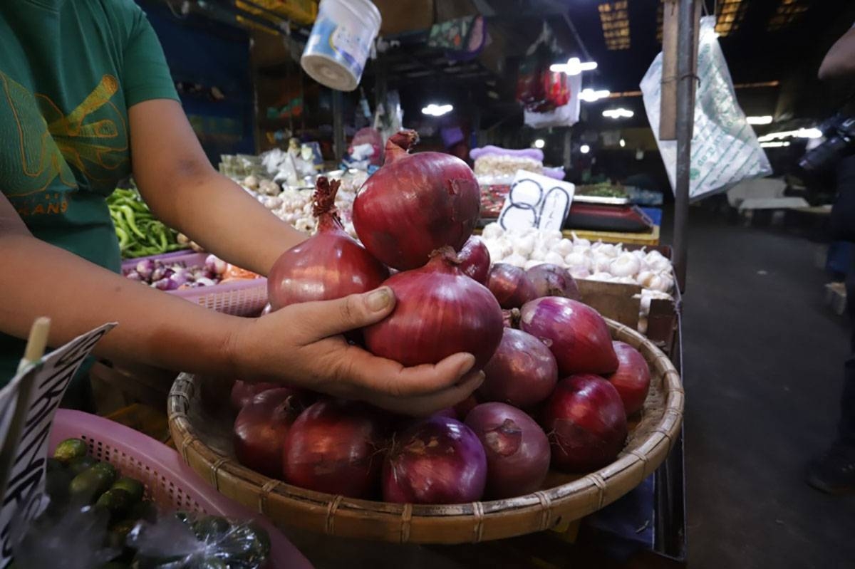 Big bulbs A vendor shows off big onions from an undisclosed origin at the Marikina City Public Market on Monday, Jan. 23, 2023. Photo by John Orven Verdote