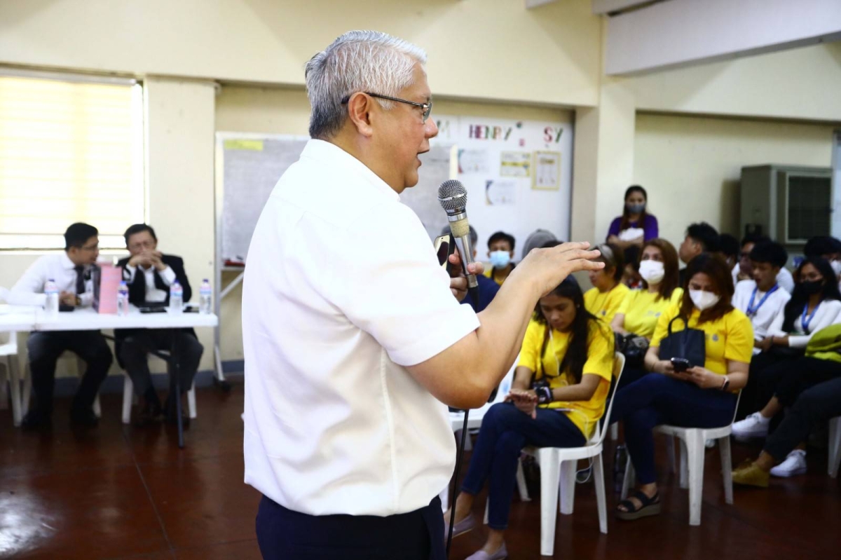 INSPIRING STUDENTS Manila Times Chairman and Chief Executive Officer Dante Francis Ang 2nd speaks to students of Maximo Estrella Senior High School during a 'Career Awareness Seminar' at the Maximo Estrella School in Makati City on Feb. 4, 2023. The seminar is a joint project of the Rotary Club of Makati North-Forbes Park, Las Pinas West, Makati Central and Makati Salcedo.
 PHOTOS BY: MIKE ALQUINTO