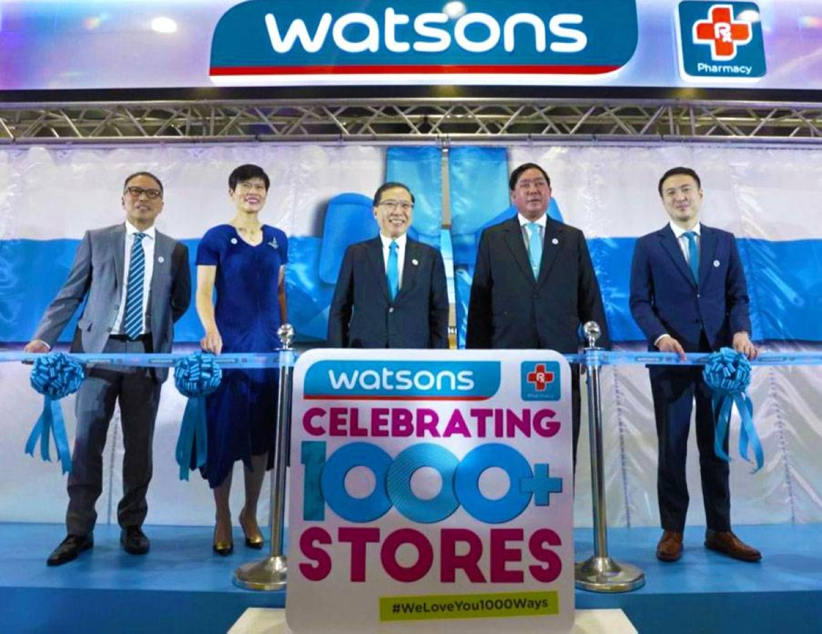 Dominic Lai, Group Managing Director of A.S. Watson Group (center) together with Malina Ngai, Group Chief Operating Officer of A.S. Watson Group (second from left), Robert Sun, Regional Managing Director (Asia) of A.S. Watson Group (leftmost), Danilo Chiong, Managing Director of Watsons Philippines (second from right) and Jeff Go, Chief Operating Officer of Watsons Philippines (rightmost) at the opening ceremony of the Watsons Philippines 1,000th store.