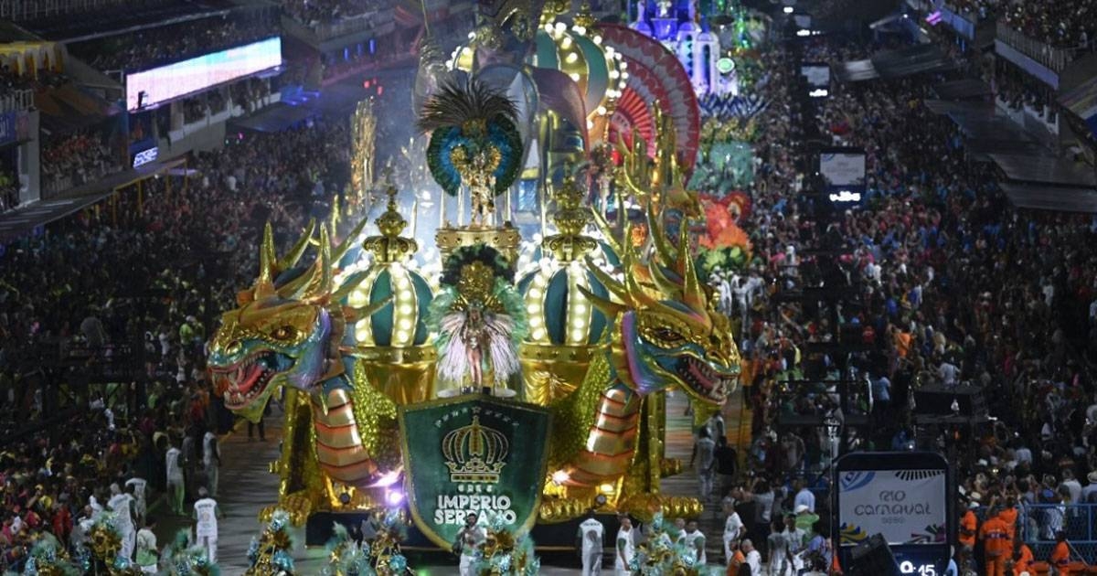 Rio De Janeiro, Brazil. 19th Feb, 2023. Problem in the coupling of the GRES  Unidos de Bangu float during the Serio Ouro Samba School Parade at the Rio  Carnival, held at the