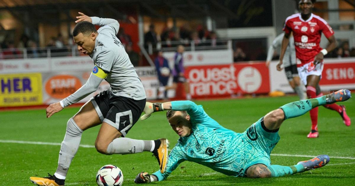 Photo of Le vainqueur tardif Mbappe soulève le Paris Saint-Germain devant Brest