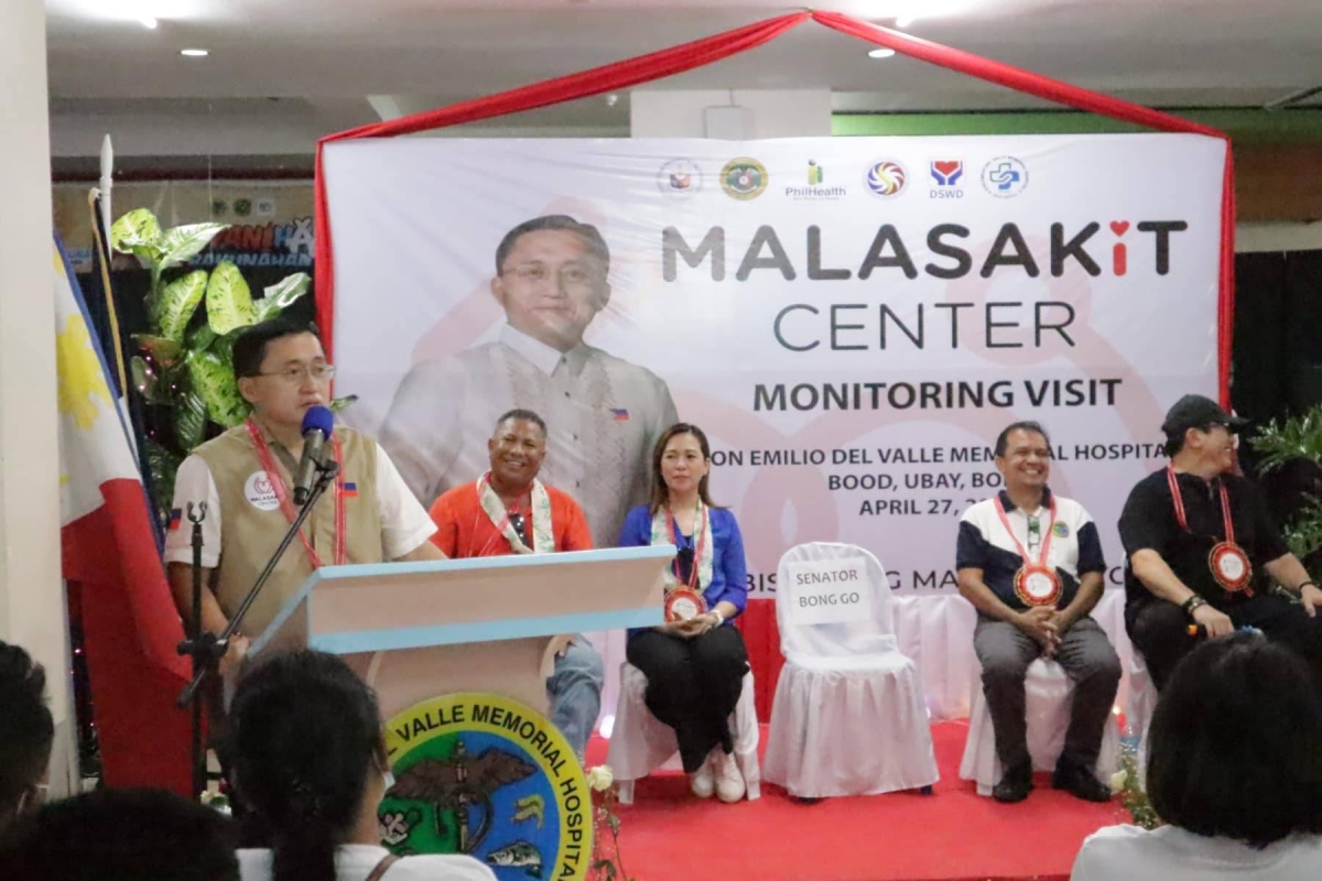 Go visits Malasakit Center in Bohol thumbnail