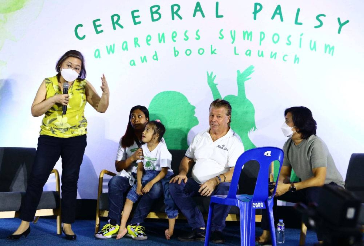 Dra. Alexis Reyes (left) provides advise to a CP Parent during JCI Manila’s Cerebral Palsy Awareness Symposium.