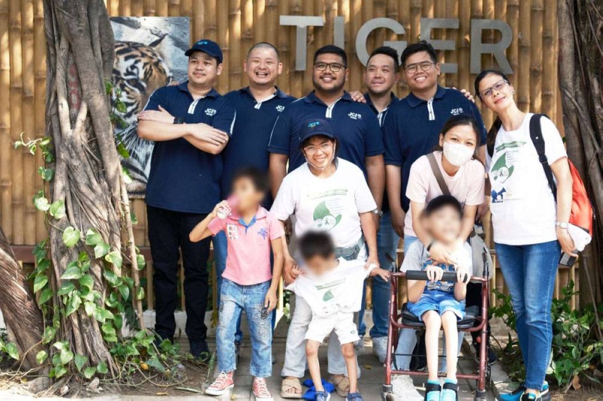JCI Manila’s Project CPAG Committee Members together with CP Warriors and parents during their Manila Zoo Visit. CONTRIBUTED PHOTO