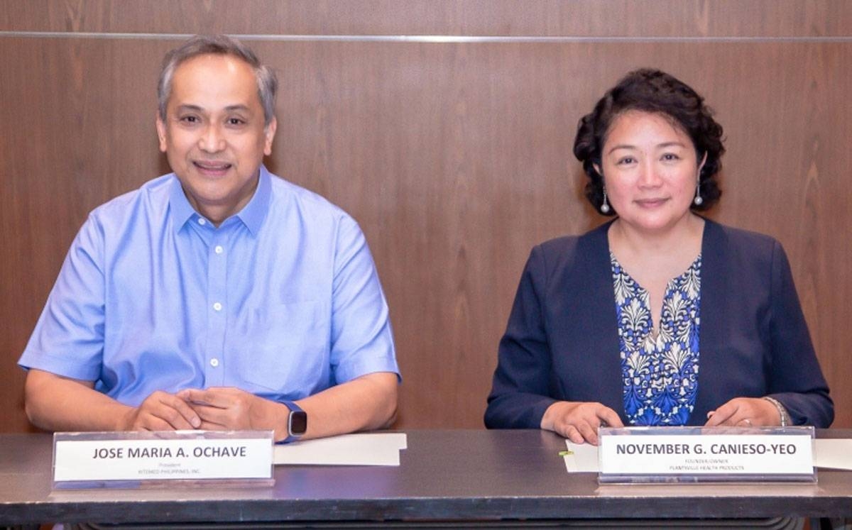 Lawyer Jose Maria Ochave, president of RiteMed Philippines, Inc., and November Canieso-Yeo, founder of Bacolod-based Plantsville Health, formalize their partnership with an MoU.