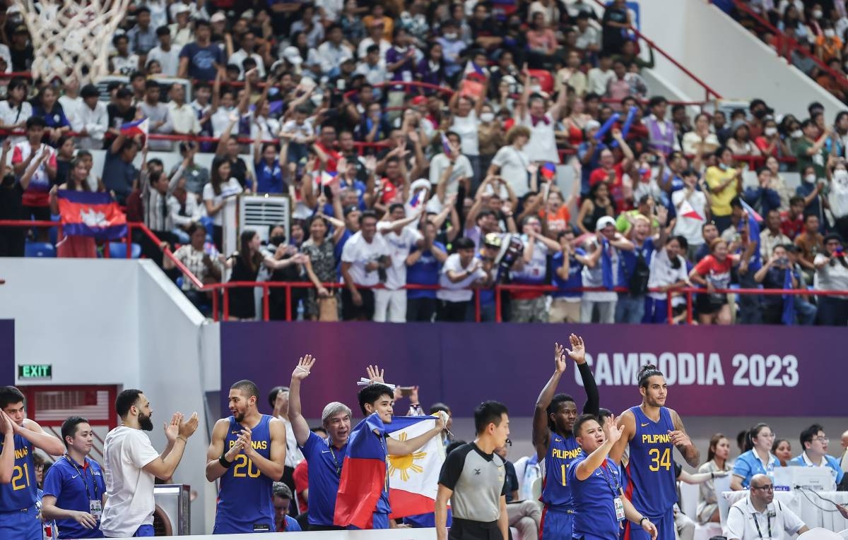 Gilas Pilipinas celebrates after reclaiming the gold medal in the 32nd Southeast Asian Games men’s basketball on Tuesday, May 16, 2023, in Phnom Penh, Cambodia. PHOTO BY RIO DELUVIO