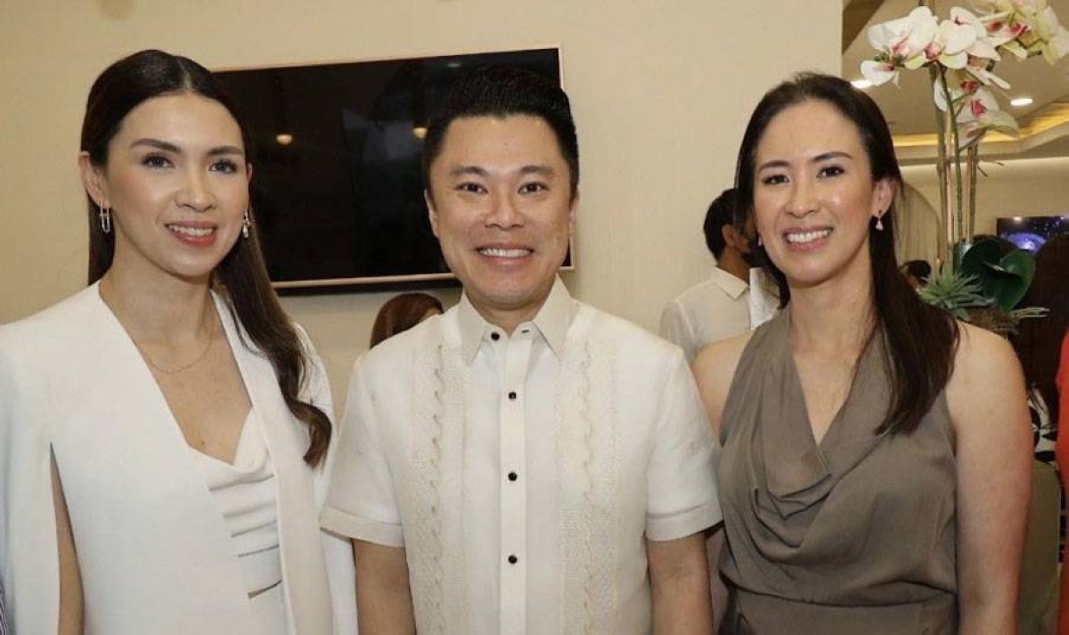 Alpina’s Stephanie Chua and Kathryna Pimentel (left and rightmost respectively) with Megaworld owner Kevin Tan.