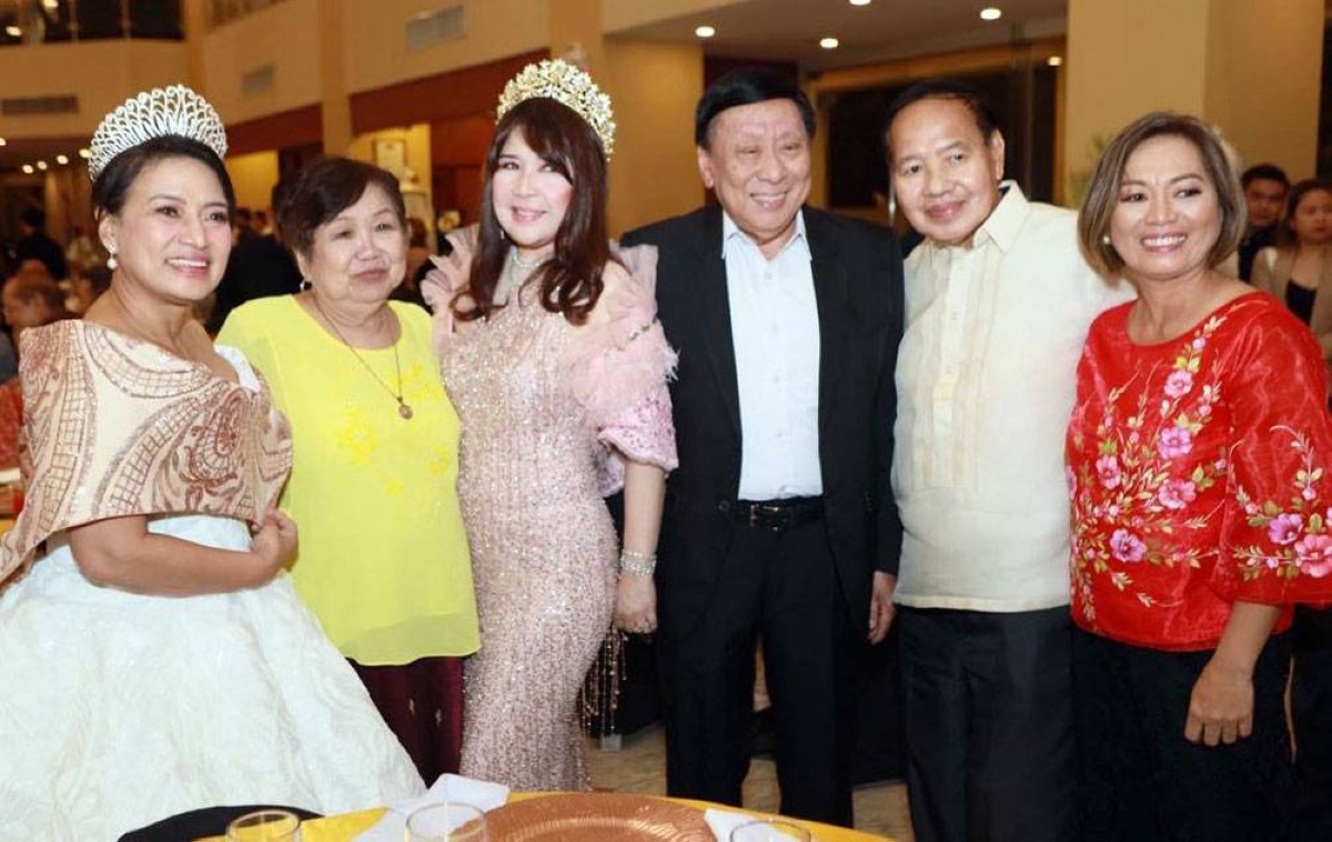 Engr. Daisy Serrano( 2023 Hermana Mayor), Dr. Teresita C. Meer, co Chair Santacruzan), Maria Lourdes Tamayo( Reina Elena), Dr. Eduardo Ong, (DTA Distinguished Thomasian Alumi)