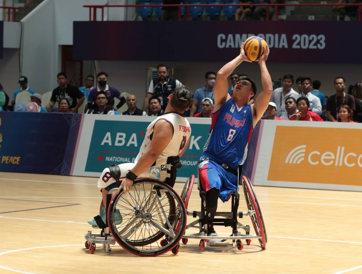 Alfie Cabanog of Team Philippines shoots against Teerapong Pasomsap of Thailand during the wheelchair basketball event of the 12th Asean Para Games at the Morodok Techo National Stadium's Elephant Hall 2. POOL PHOTO