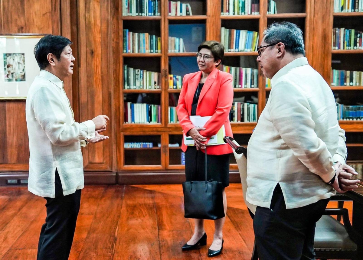 President Ferdinand Marcos Jr. talks with Health officer-in-charge Ma. Rosario Vergeire and Teodoro Herbosa. CONTRIBUTED PHOTO