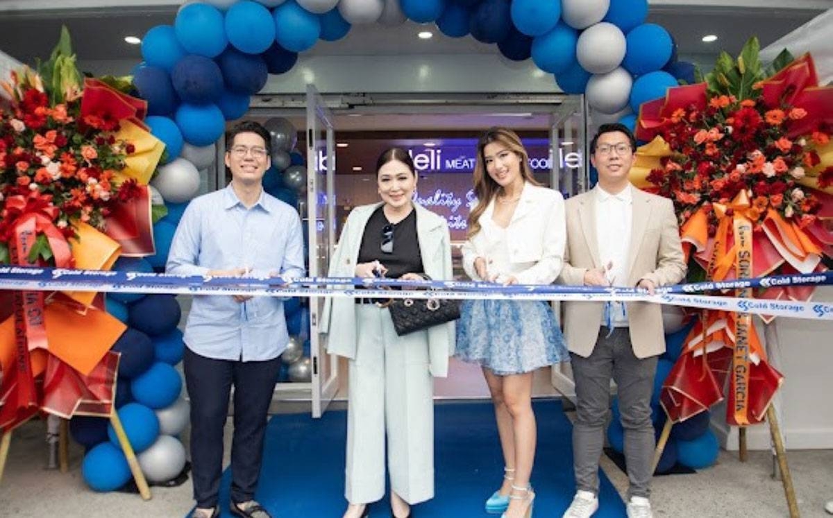 Cold Storage President Marco Qua and Vice President Morris Qua (rightmost and leftmost) lead the reopening of Cold Storage Seafood Banawe branch.