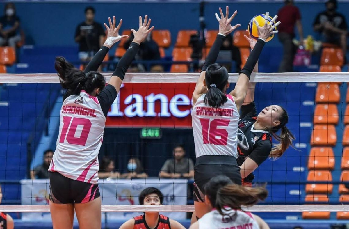 Chery Tiggo’s Shaya Adorador (now with Foton Tornadoes) attacks against two Akari defenders. PVL PHOTO