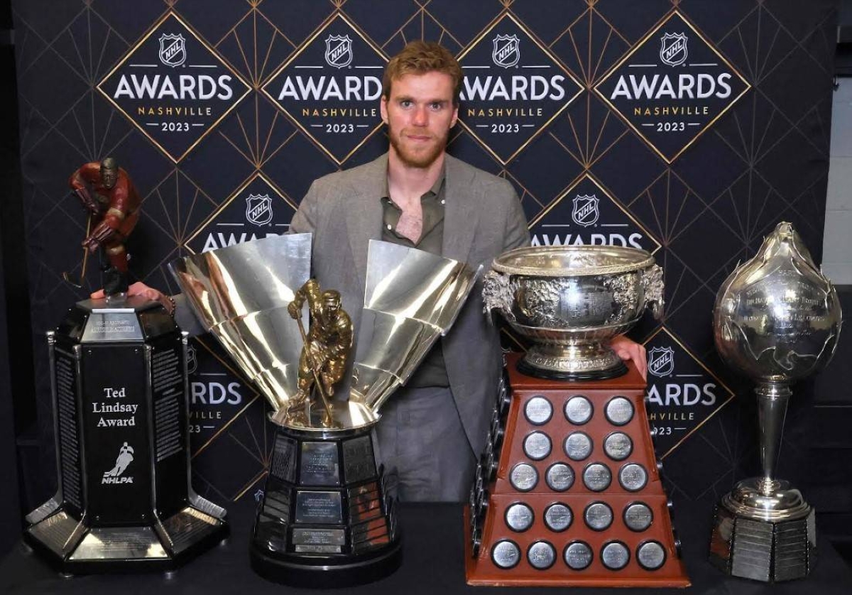 MCDAVID SHINES Connor McDavid of the Edmonton Oilers poses with the Ted Lindsay Award, Maurice Richard Trophy, Art Ross Trophy and the Hart Trophy during the 2023 NHL Awards at Bridgestone Arena on June 26, 2023 in Nashville, Tennessee. AFP PHOTO