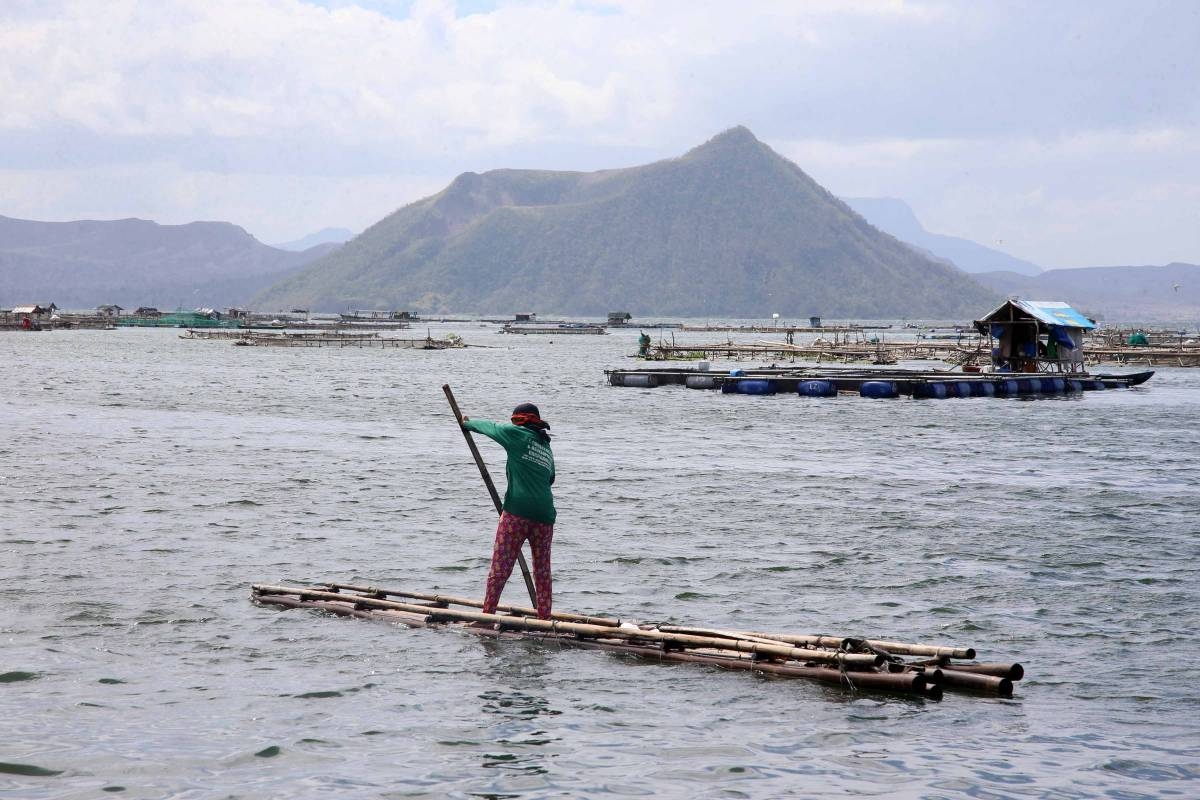 A fisherman catch fish at the Taal Lake in Talisay, Batangas on March 26, 2021. PHOTO BY RENE H. DILAN