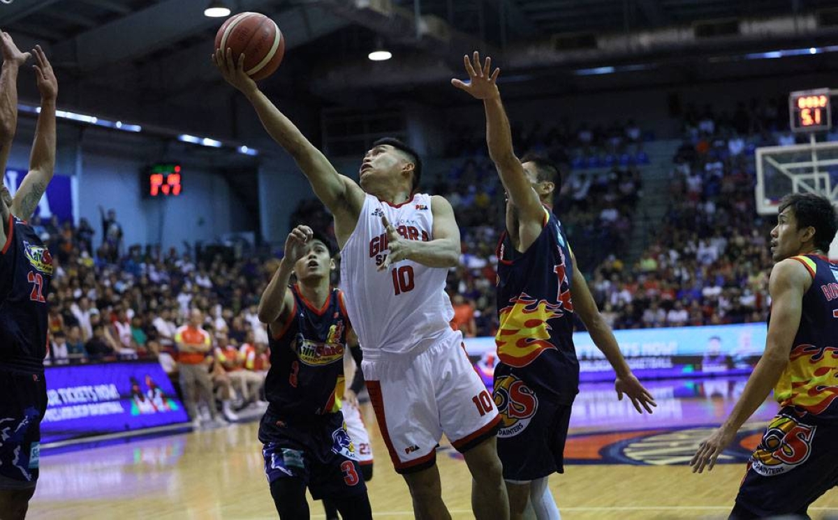 Ginebra's John Pinto scores past Rain or Shine defenders during their tune-up game on June 25 at the Ynares Sports Arena in Pasig City. PBA IMAGE