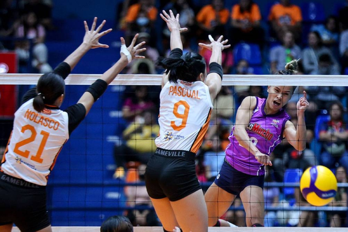 ​​​​​​​Sisi Rondina of Choco Mucho scores one over Gayle Pascual and Zamantha Nolasco of Farm Fresh in the PVL Invitational Conference at the FilOil EcoOil Center on Thursday, June 29. PHOTO BY RIO DELUVIO