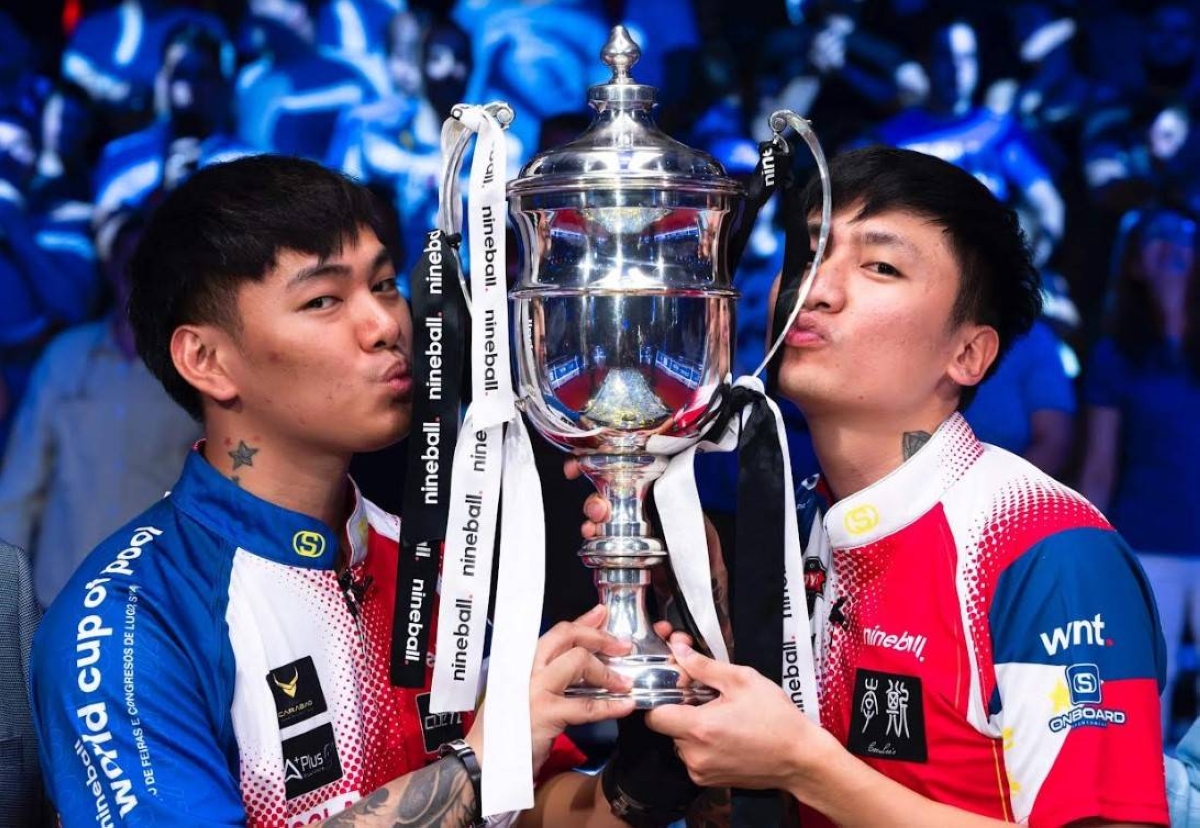 WORLD CHAMPIONS! Johann Chua (left) and James Aranas kiss the trophy after ruling the 2023 World Cup of Pool at Pazo de Feiras e Congresos de Lugo, Spain, on Monday, July 3, 2023. MATCHROOM POOL PHOTO