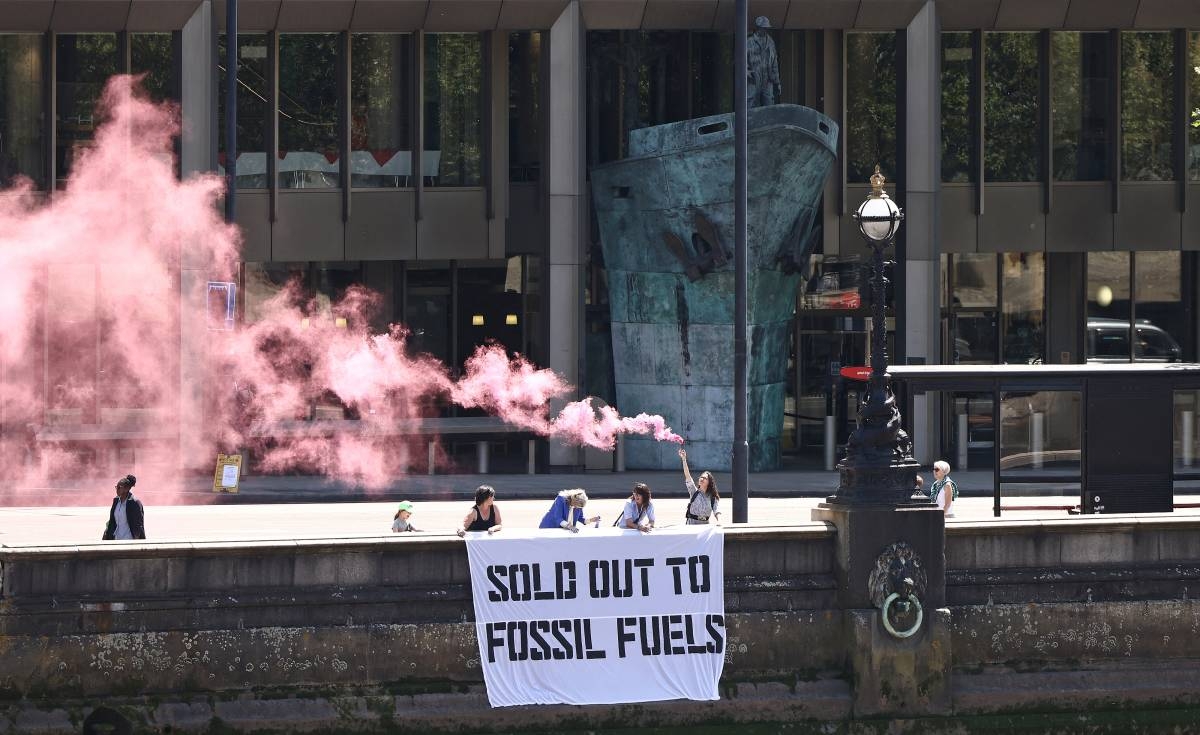 Maritime sector seals carbon-cutting deal but sparks criticism - Vimarsana News