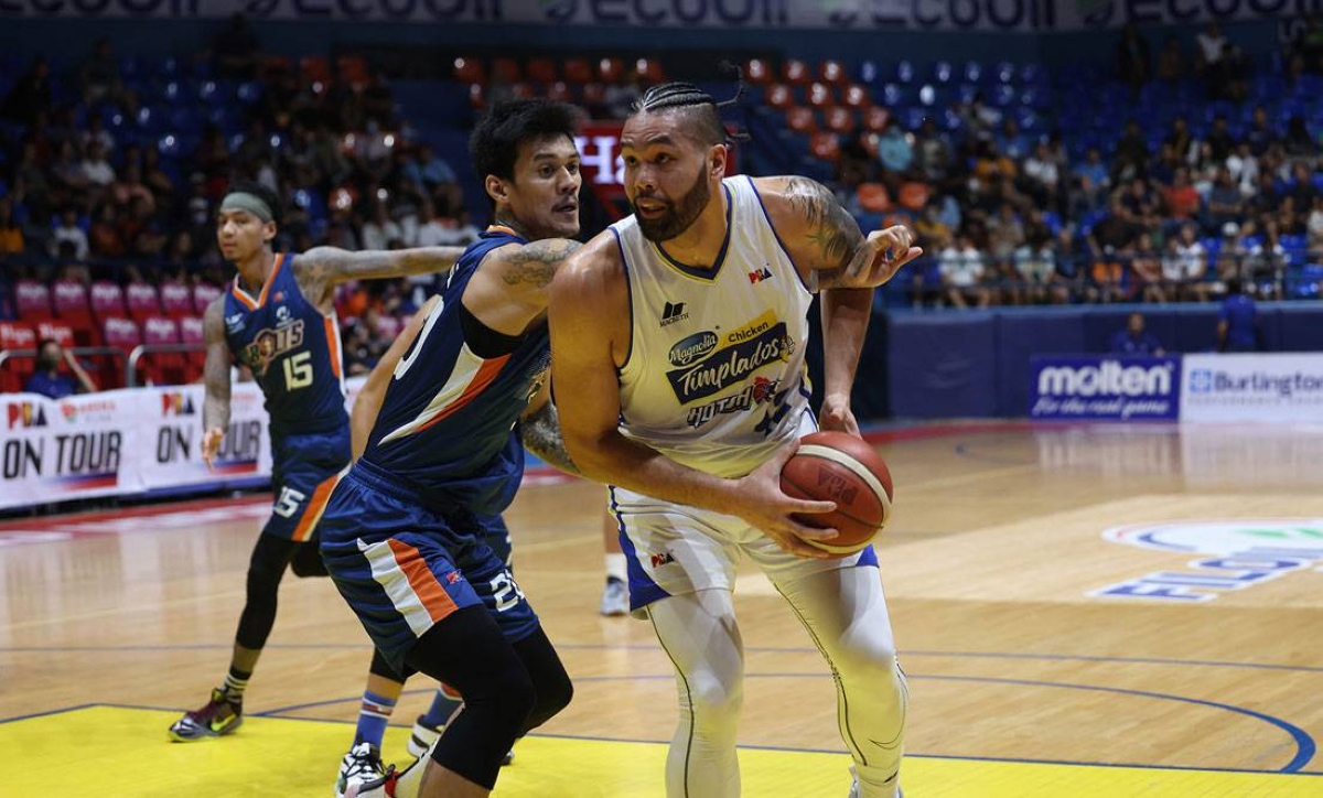 James Laput (right) of Magnolia makes his move against Raymond Almazan of Meralco during their PBA on Tour preseason game, on July 2, 2023, at the FilOil EcoOil Centre in San Juan. PBA IMAGE 