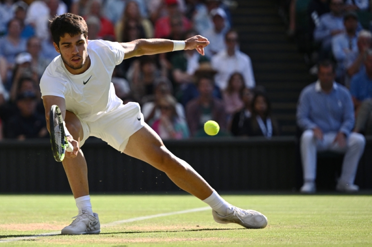 ON TRACK Spain’s Carlos Alcaraz returns the ball to Denmark’s Holger Rune during their men’s singles quarterfinals tennis match on the 10th day of the 2023 Wimbledon Championships at The All England Lawn Tennis Club in Wimbledon, southwest London, on Wednesday, July 12, 2023. PHOTO BY SEBASTIEN BOZON/AFP