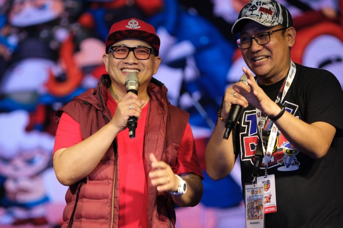 ‘Pinoy Pop Culture Icon’ awardee Michael V with Toycon Organizer Cholo Malillin PHOTO BY J. GERARD SEGUIA