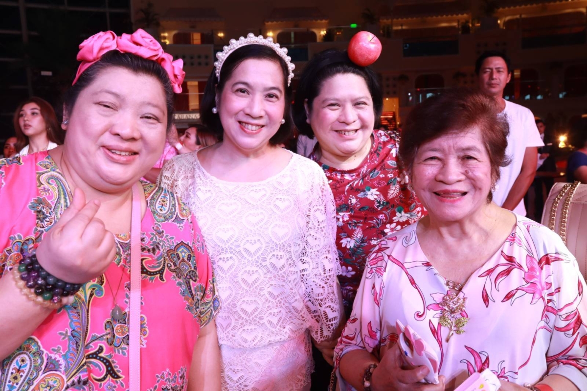 Pinky Fernando, Rose, Liby and Erly Ramos of Fernando's Bakeshop