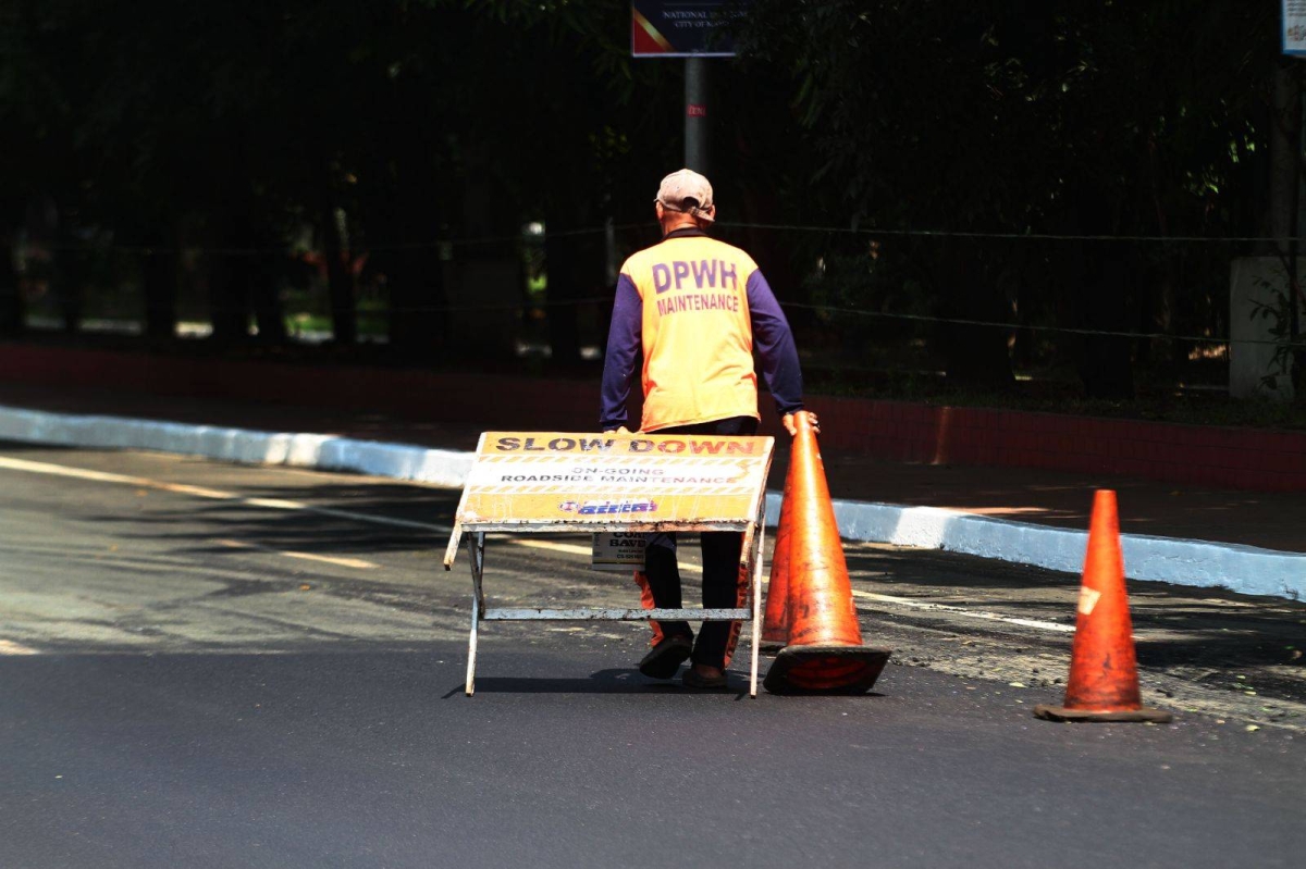 DPWH conducts weekend road reblocking, repairs - Vimarsana News