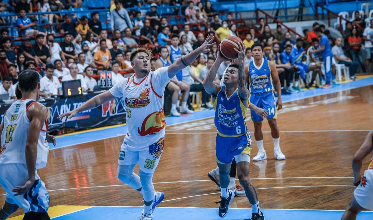 Jio Jalalon of Magnolia shoots over Beau Belgas of Rain or Shine. PBA IMAGE