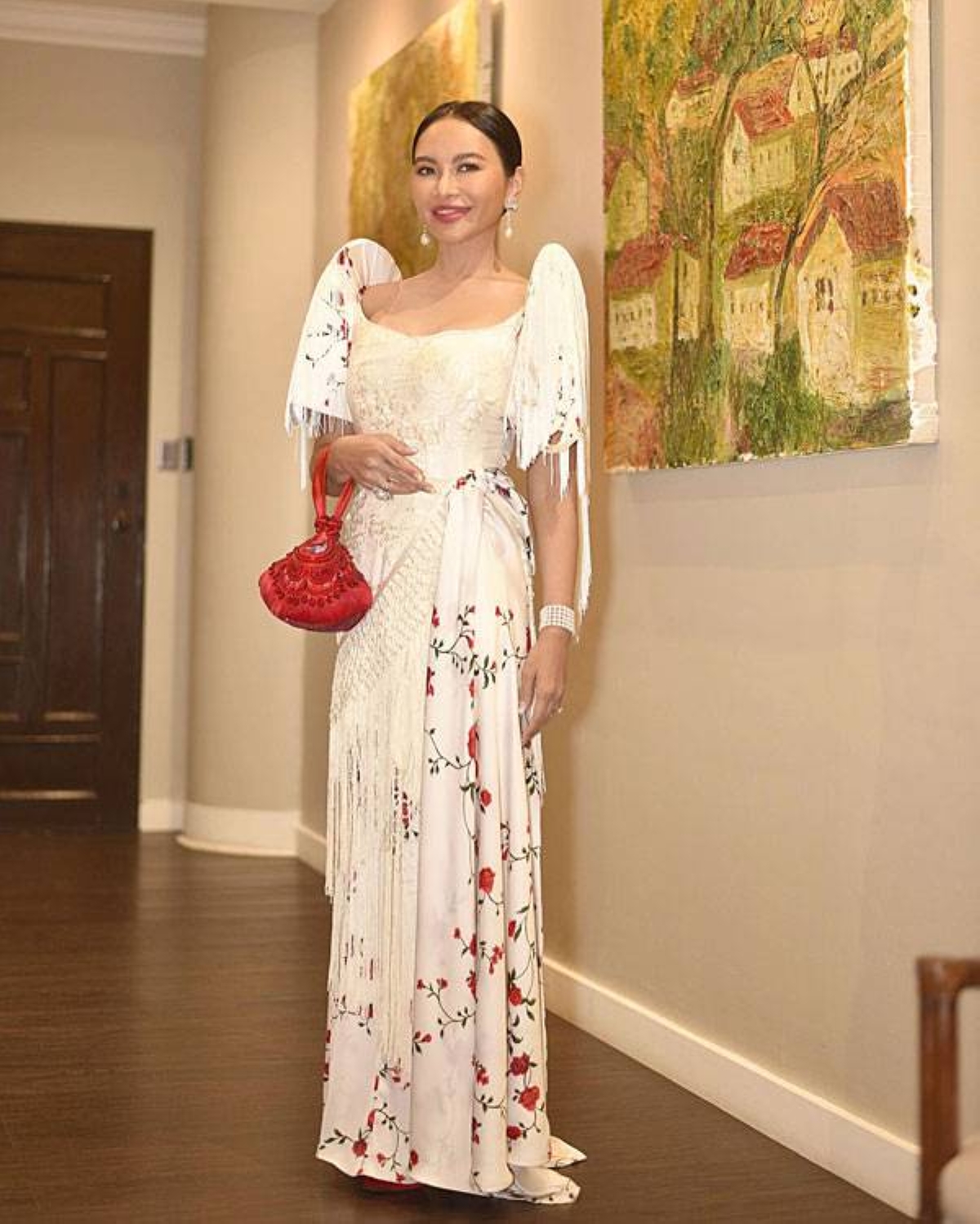 EMMELINE AGLIPAY-VILLAR Who doesn’t love a touch of red here and there, even on an official state occasion? The Manila Times Lifestyle is definitely loving former Justice Undersecretary Emmeline Aglipay-Villar’s clever use of the Manton de Manila on her terno, executed by the talented London-based Filipino designer Lesley Mobo. Refreshing and ultra-feminine, the wife of Senator Mark Villar is no doubt the rose among the emerging floral Filipinana this year. What’s more, her delicate
pearl jewelry picks from Riqueza and blood red purse by by Valdes Designs, respectively, up the elegance and bring that oomph to this winning SONA ensemble. INSTAGRAM PHOTO/EMAGLIPAYVILLAR