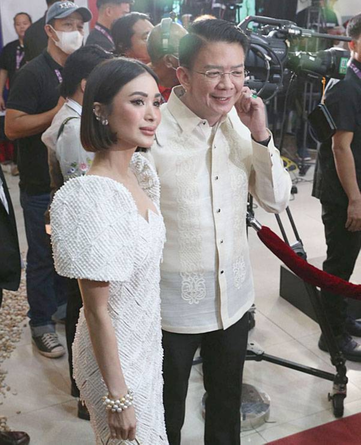 HEART EVANGELISTA Fresh from wearing that show-stopping Maison Schiaparelli haute couture marvel at Saturday night’s GMA Gala, multi-hyphenated artist and global fashion maven Heart Evangelista chooses a more low-key look as she steps back as Senator Francis Chiz Escudero’s “plus one” to the SONA today. For the morning session, the senator’s wife was a head turner, all the same, in a unique “banig” gown crafted by the talented designer Ivarluski Aseron, bringing on a bit of fun to the ensemble with a L’alingi London feather pouch. PHOTO BY RENE H. DILAN