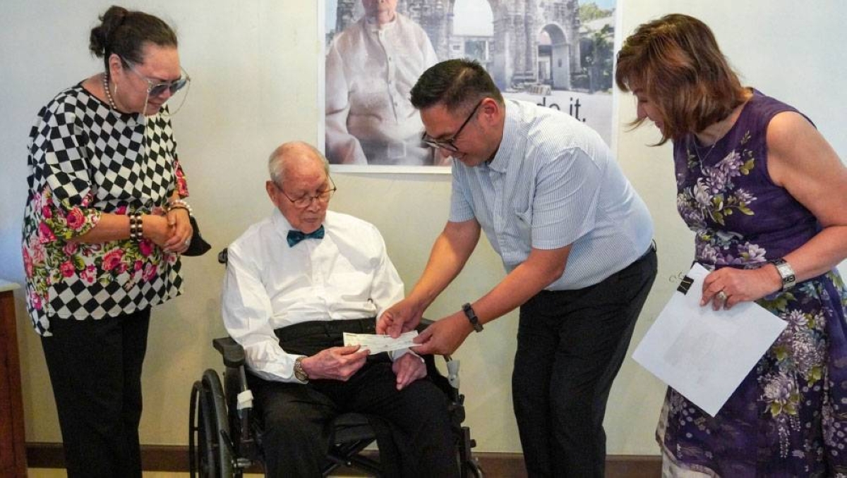 Biazon honors Muntinlupa centenarians, gives cash award - Vimarsana News