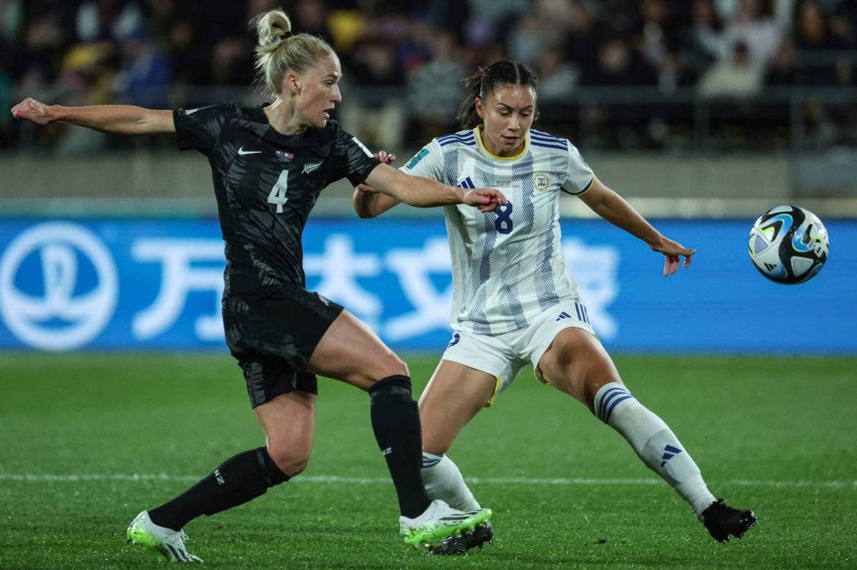 KEEP FIGHTING Philippines midfielder Sara Eggesvik (right) fights for the ball with New Zealand defender Catherine Bott during the 2023 Women’s World Cup Group A football match between New Zealand and the Philippines at Wellington Stadium, also known as Sky Stadium, in Wellington on Tuesday, July 25, 2023. PHOTO BY MARTY MELVILLE/AFP