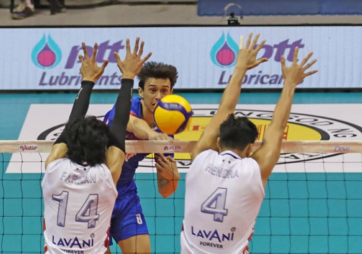 Philippines’ Steven Rotter attacks against two Indonesians. SEA V.LEAGUE PHOTO