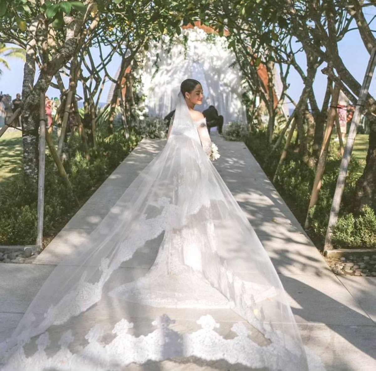 The blooming bride wearing an elegant white gown by Lebanese fashion designer Zuhair Murad. INSTAGRAM PHOTOS/PATDY11