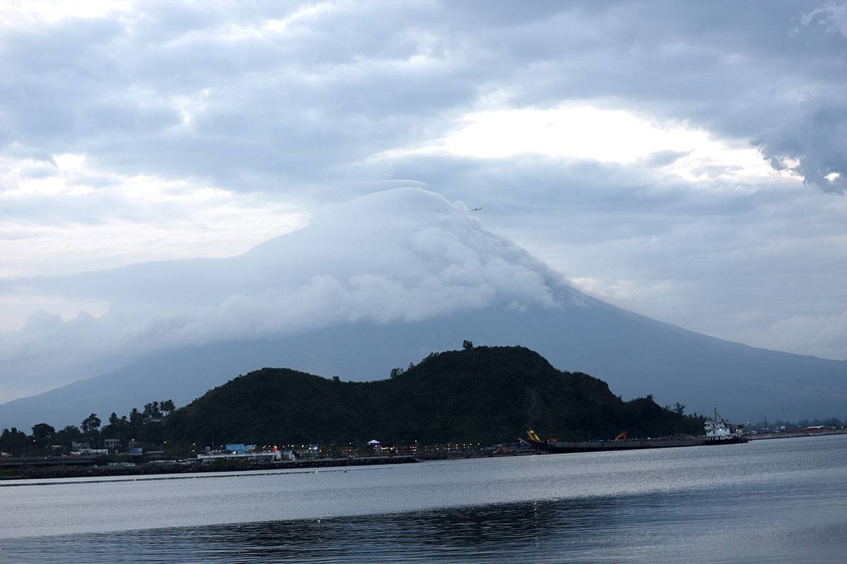Mayon exhibits intermittent ashing | The Manila Times - Vimarsana News