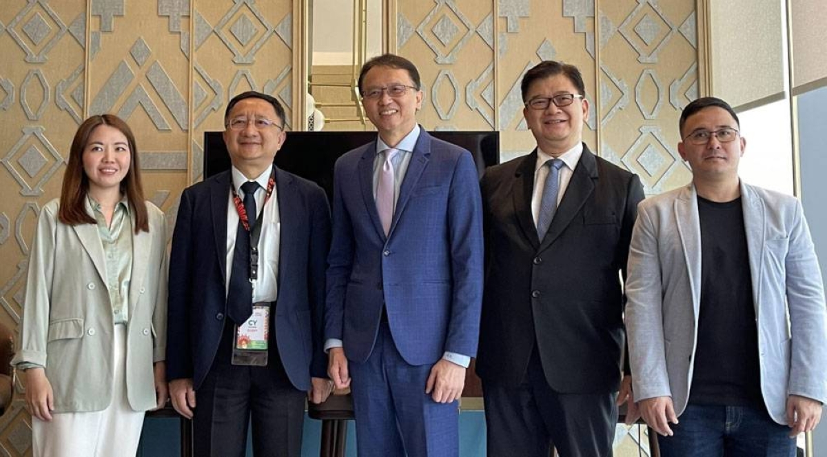 (From left) Sue Ong-Lim, General Manager, Acer Philippines; CY Huang, Technical Vice President Acer Cybersecurity Inc (ACSI); Jason Chen, Acer CEO and Chairman; Manuel Wong, Managing Director, Acer Philippines; and Diogenes Vasquez - General Manager, Highpoint Services Network (HSN) Philippines