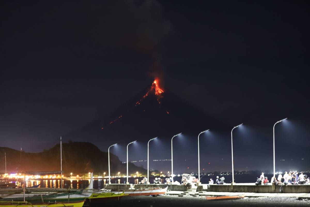 Mayon continues spewing lava | The Manila Times - Vimarsana News