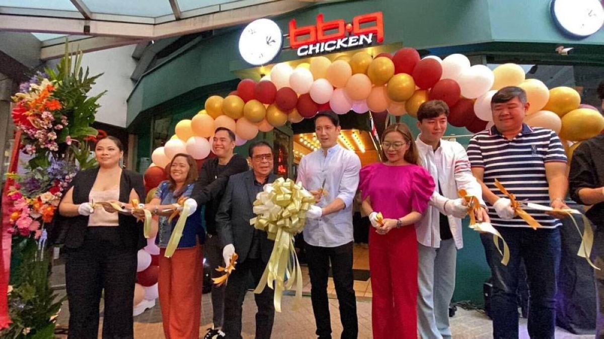 Former Ilocos Sur Governor Luis Chavit’ Singson’s LCS group led the opening of bb.q Chicken’s second branch in Robinsons Magnolia, Quezon City.