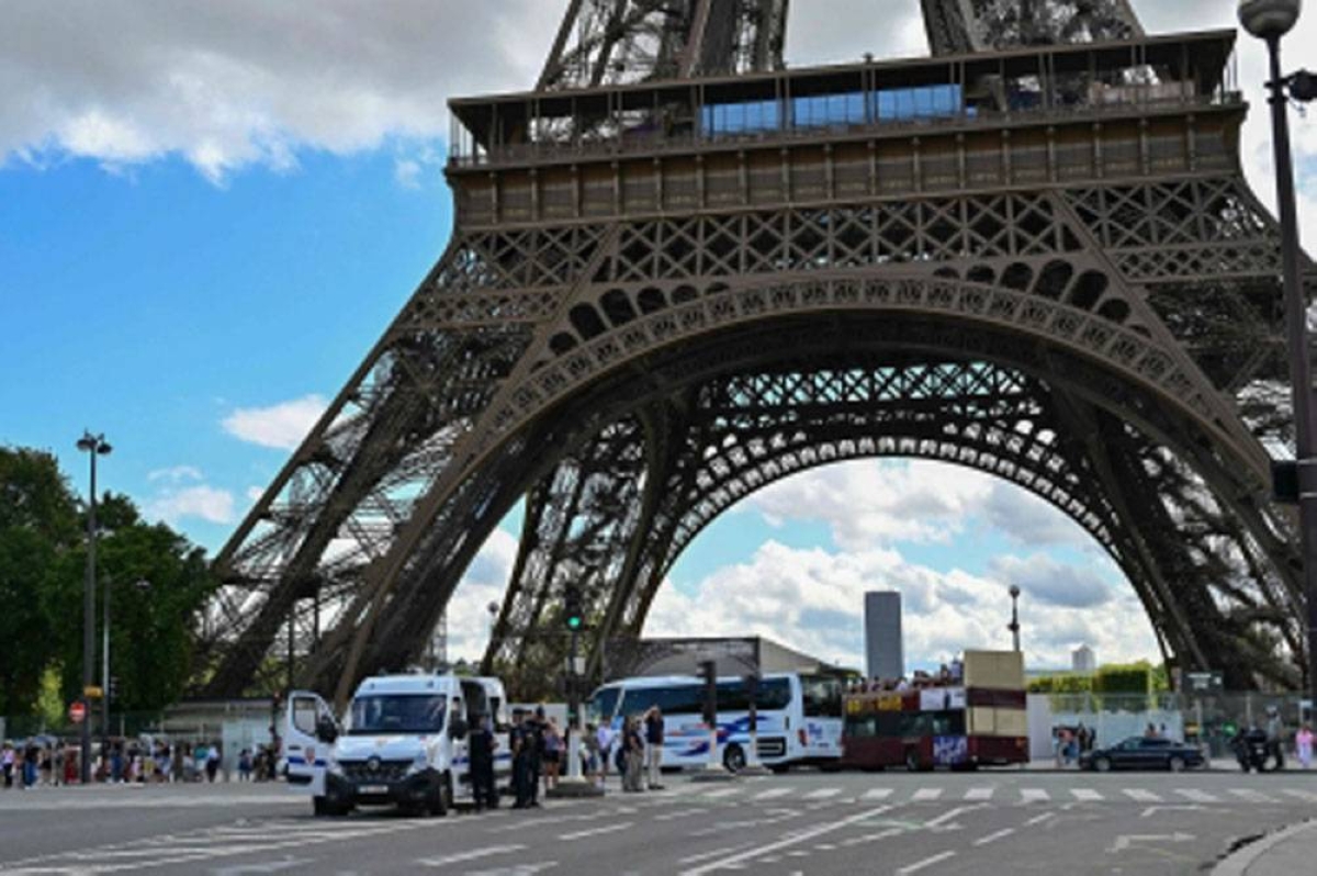 Bomb alert prompts Eiffel Tower evacuation | The Manila Times - Vimarsana News