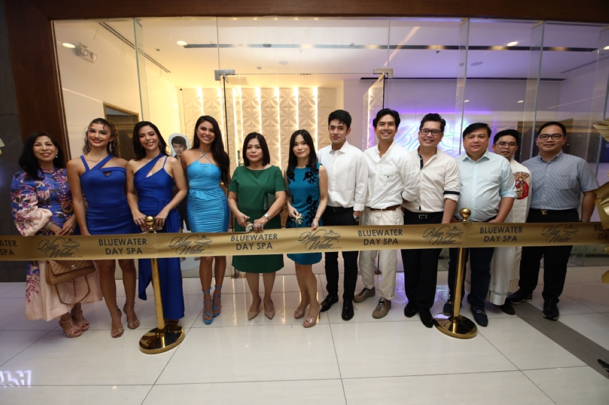 David Licauco (sixth from right) with his BlueWater Day Spa family (from left) The Manila Times’ President and COO Blanca Mercado, Miss Grand Philippines 2023 Nikki De Moura, Miss World Philippines 2021 Tracy Maureen Perez, Miss Universe Philippines 2019 Gazini Ganados, BlueWater Day Spa CEO Mary Go Simisim, Operations Manager Nancy Go, Asia’s Romantic Balladeer Christian Bautista, singer and talent manager Carlo Orosa, publicist and producer Arnold Vegafria, Fr. Joseph Santos and Dr. Pacifico Calderon.