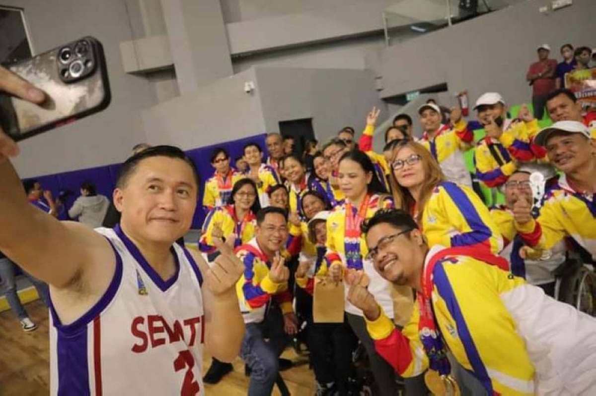 ON SAME FOOTING Sen. Christopher Lawrence ‘Bong’ Go (left) takes a group selfie with Filipino para athletes during his birthday on June 14, 2023, at the Novadeci Convention Center in Novaliches, Quezon City. CONTRIBUTED PHOTO