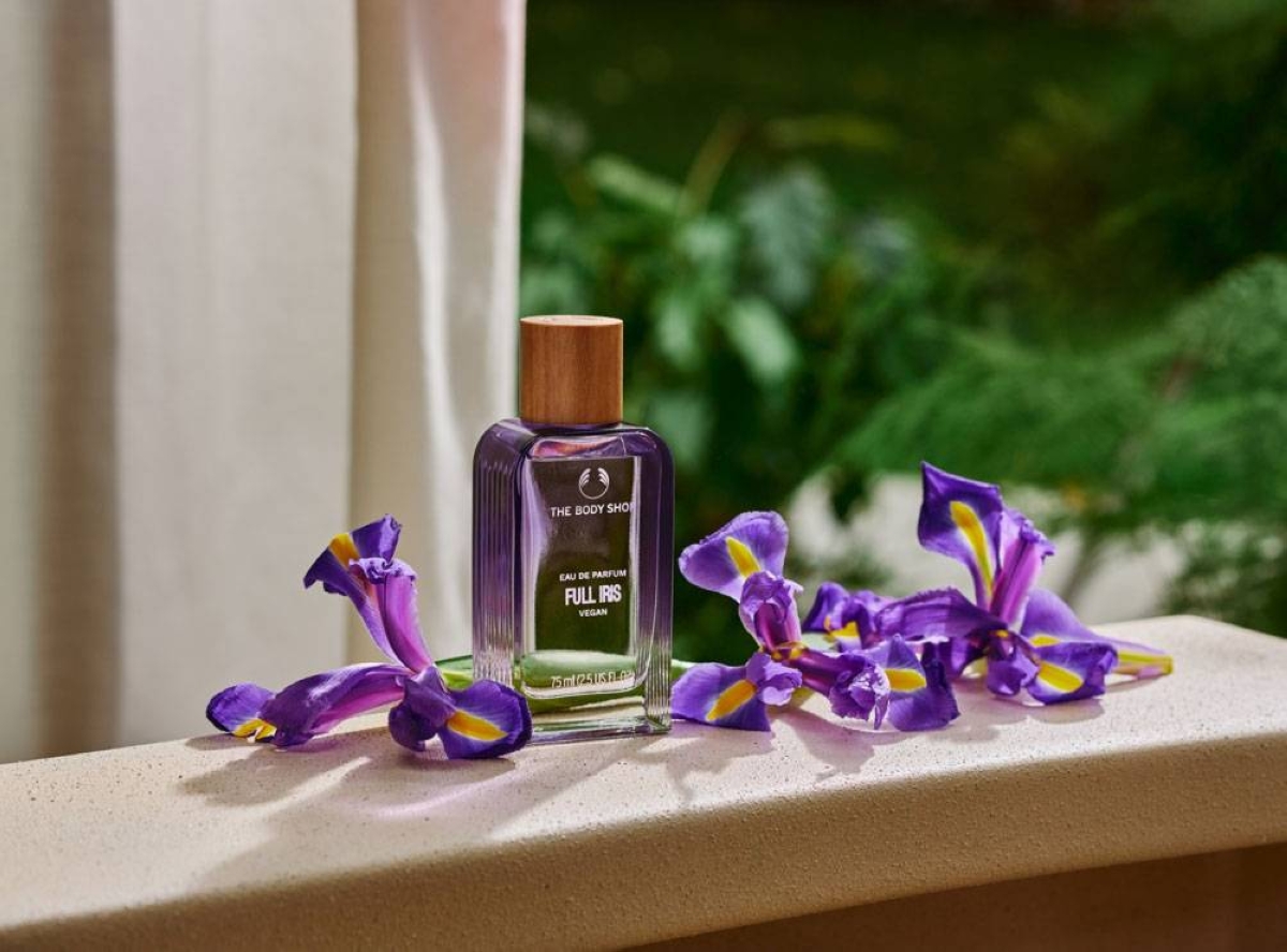 Full Iris is extracted from iris stems, grown and harvested over three years in the South of France.