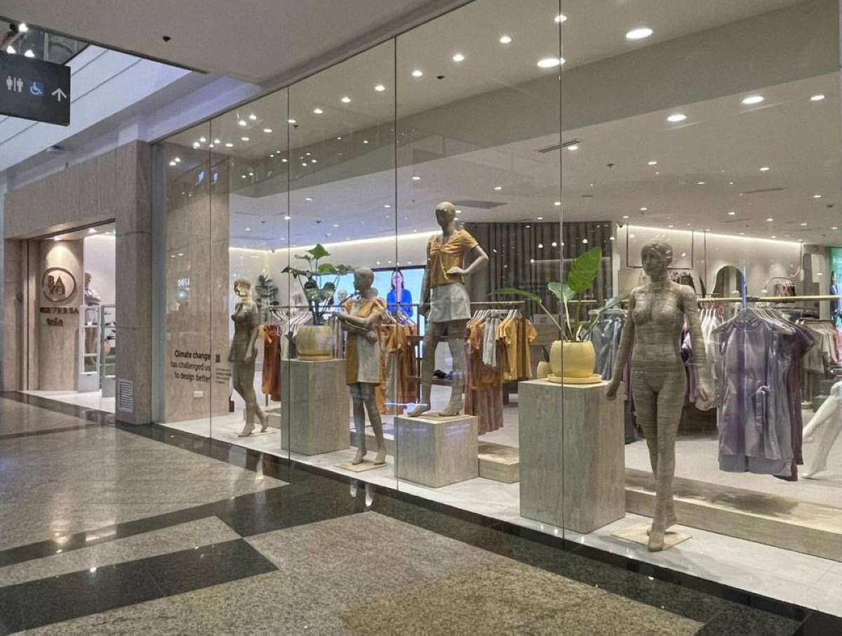 The mannequins displayed in-store are old and partially damaged pieces, upcycled with abaca fibers, creating unique patterns.