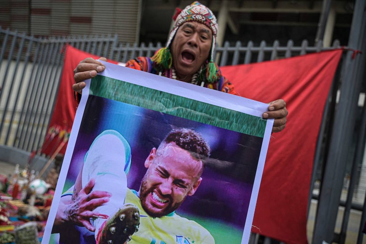 Xamãs peruanos realizam um ritual de adivinhação antes da partida de futebol das eliminatórias da Copa do Mundo da América do Sul de 2026 entre Peru e Brasil, em Lima.  Fotografia de Ernesto Benavides/AFP