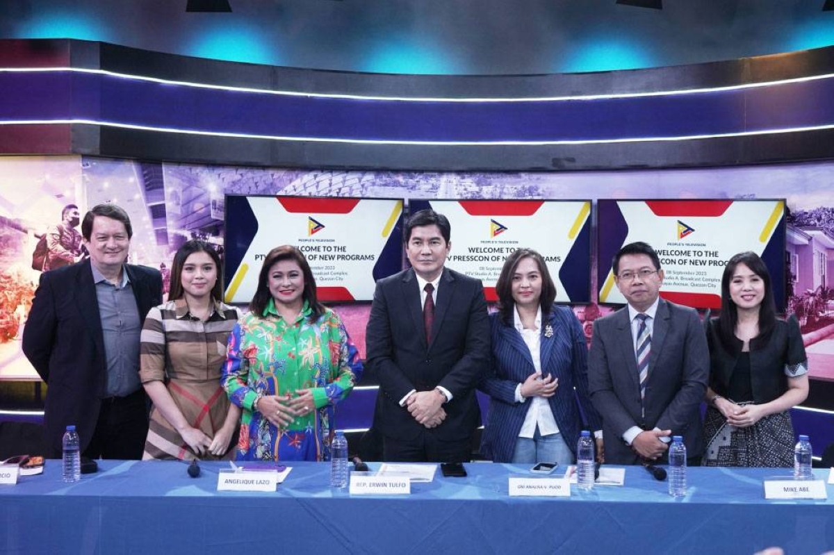 Corpuz (rightmost) with the veterans of PTV4 (from left) Bill Velasco, Naomi Tiburcio, Angelique Lazo, Rep. Erwin Tulfo, General Manager Ana Puod and Mike Abe. PTV DIGITAL PHOTO