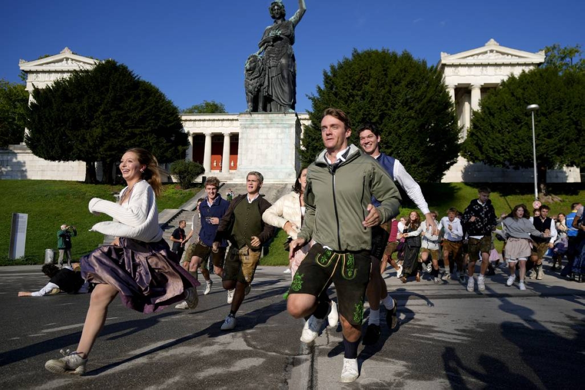 Beer flows, crowds descend on Munich for Oktoberfest - Vimarsana News