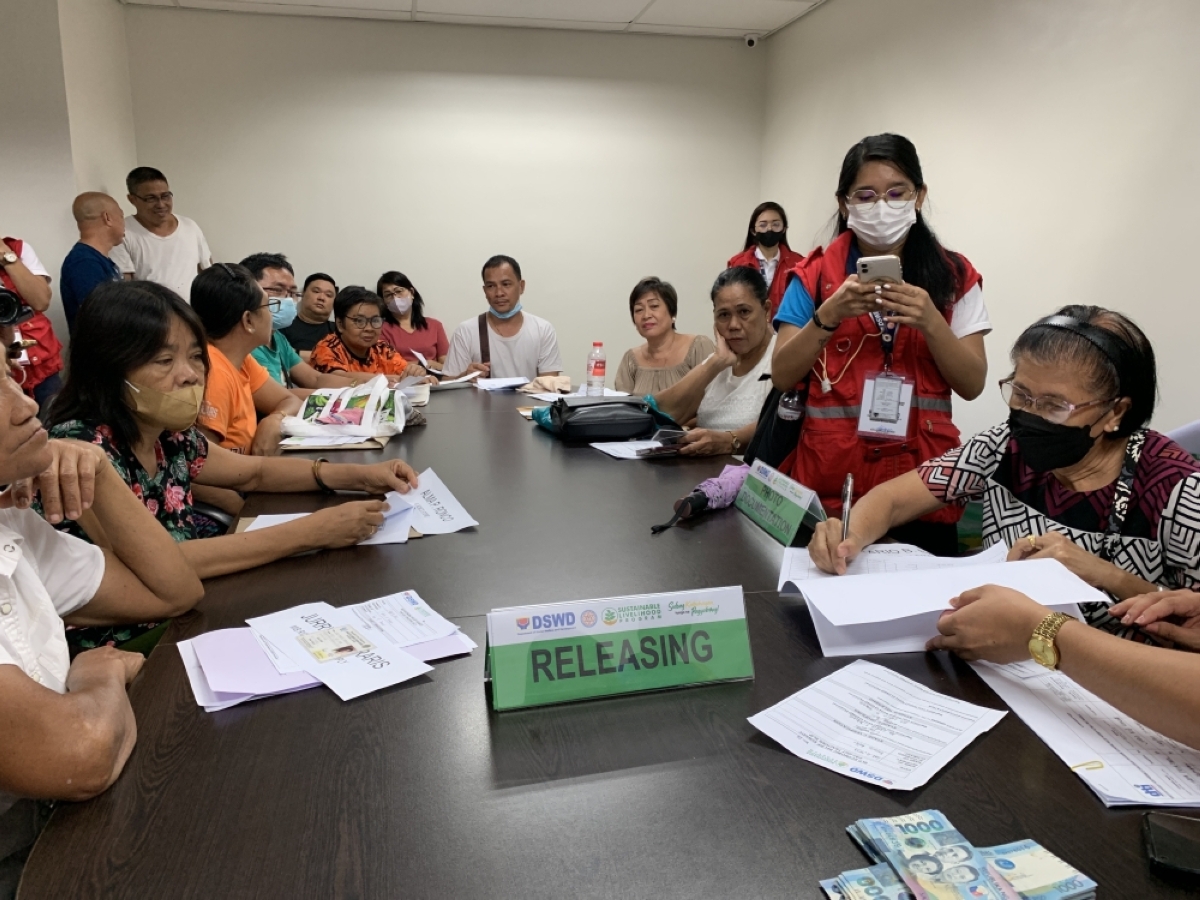 156 rice retailers in Region 6 get aid | The Manila Times - Vimarsana News