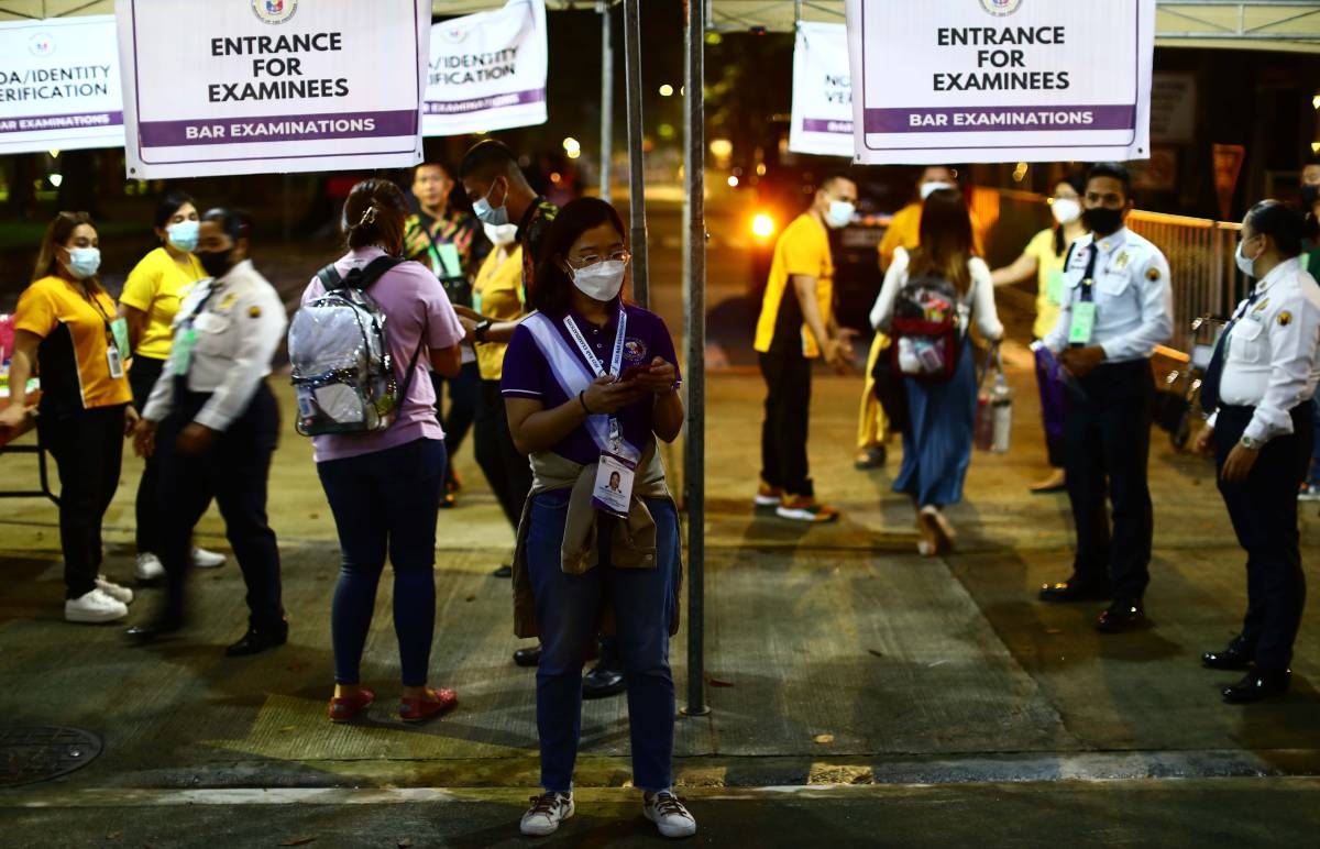 Bar examinees arrive at the drop-off areas in San Beda and the University of Santo Tomas in Manila on Sunday, September 17, 2023. PHOTO BY MIKE ALQUINTO